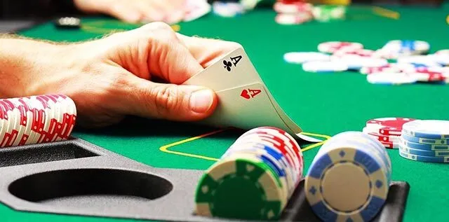 Poker online hiện nay là một trong những game đánh bài trực tuyến được yêu thích nhất